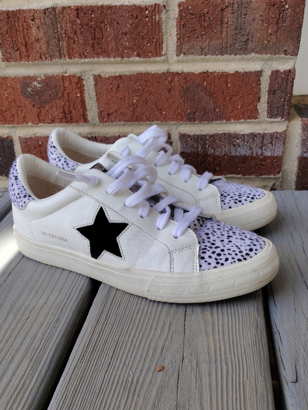 Vintage Havana White Sneakers with Black Star and Speckle Accents